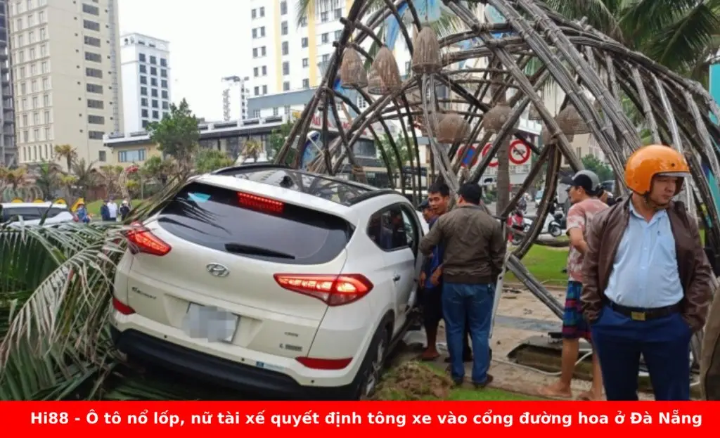 Hi88 - Ô tô nổ lốp, nữ tài xế quyết định tông xe vào cổng đường hoa ở Đà Nẵng